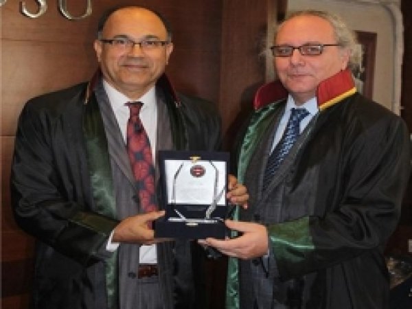 Adana Barosu 35 Avukata Plaket Verdi
