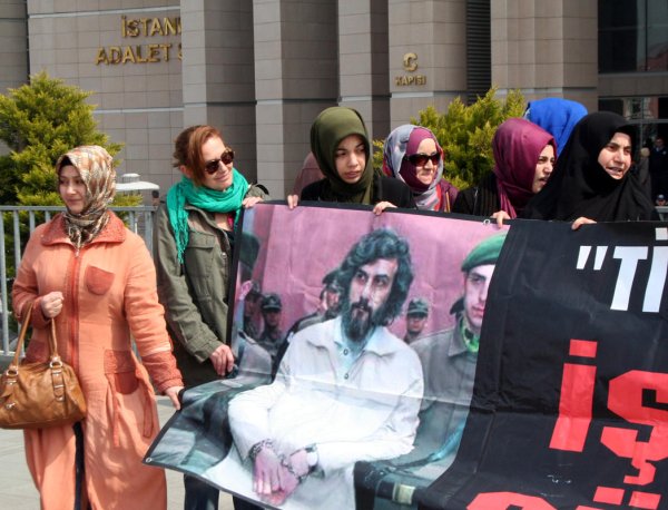 Adliye Önünde Salih Mirzabeyoğlu'na Destek Eylemi