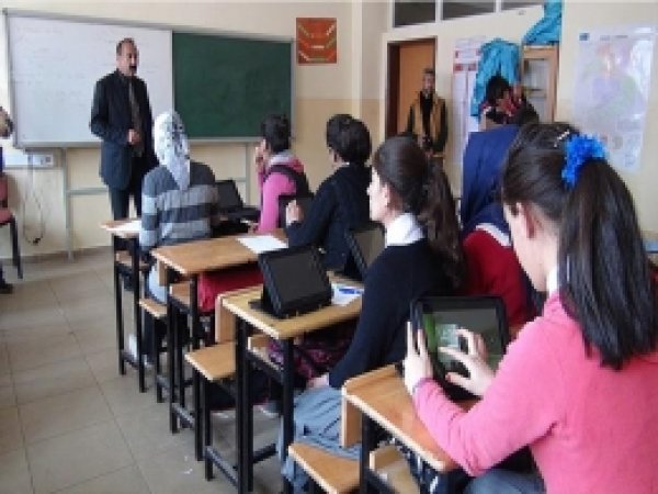 Karlıova Anadolu Lisesi 9. Sınıf Öğrencilerine Tablet