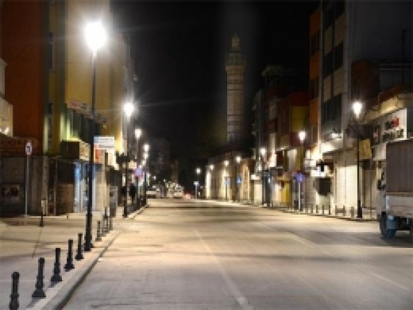 Adana'da ışıklandırma Çalışmaları Devam Ediyor 