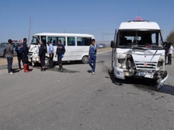 Öğrenci Servisi ile Yolcu Minibüsü Çarpıştı: 11 Yaralı 