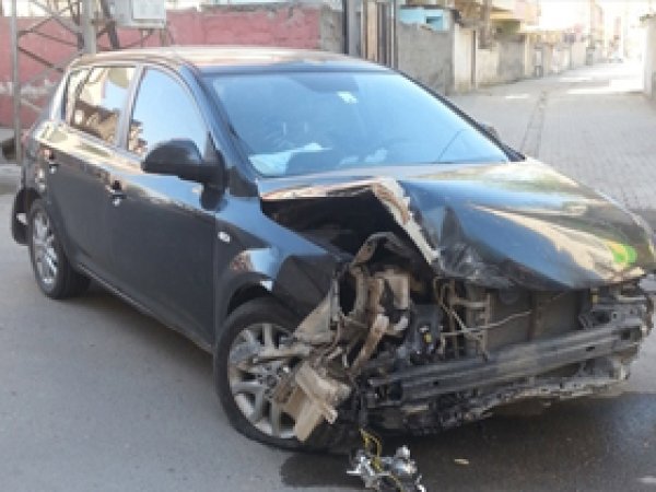 Önce Kaldırıma Sonra Ağaca Çarptı 