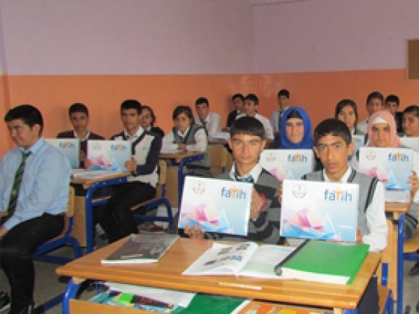 Siverek'te Öğrencilere Tablet Dağıtıldı 