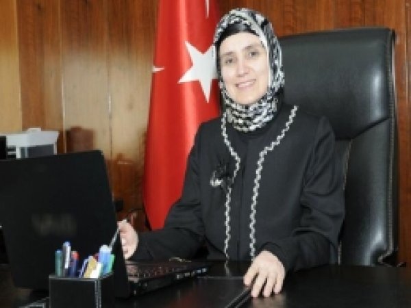 Türkiye'nin İlk Başörtülü Rektörü 