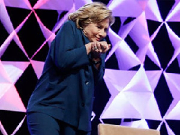 Hillary Clinton'a Ayakkabı Fırlatıldı 