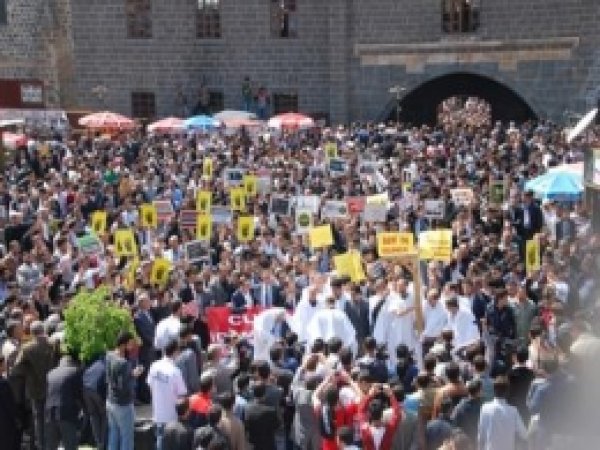 İdam Kararlarına Diyarbakır'dan Kitlesel Tepki 
