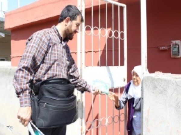 İskenderun'da Halka Kur'an Hediye Edildi 