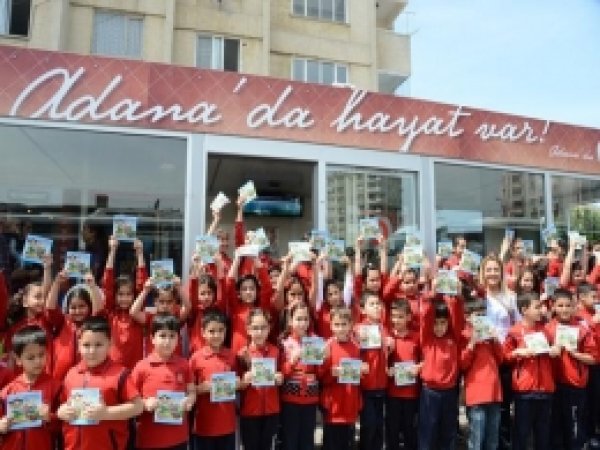 Çocuklara Trafik Kuralları ile İlgili Kitapçık Dağıtıldı 