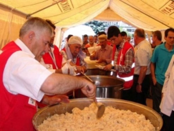 Kızılay Kutlu Doğumu Pilav Dağıtarak Kutladı 