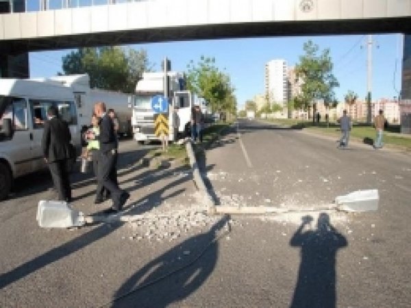 Siverek'te TIR Elektrik Direğine Çarptı 