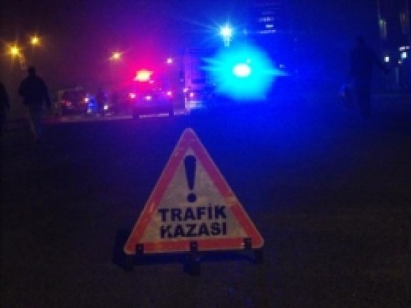 Minibüs Yol Kenarındaki Traktöre Çarptı: 4 Ölü 