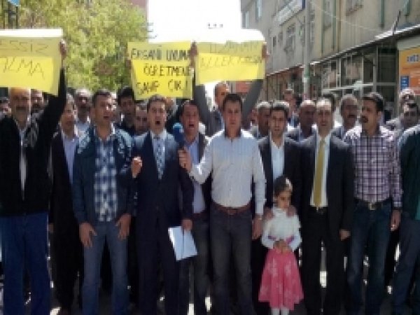 Bıçaklanan Öğretmen için Yürüdüler 