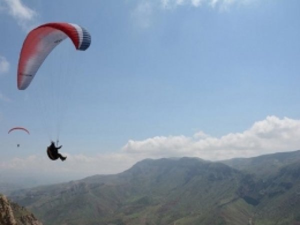Siirt'te Yamaç Paraşütü Gösterisi 