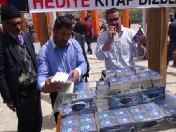 Van'da 5 Bin Adet Hadis-i Şerif Kitabı Dağıtıldı 