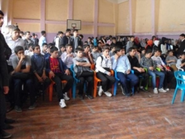 Liseli Öğrencilerden Kutlu Doğum Programı 
