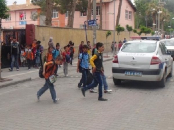 Okul Önü Kazaya Davetiye Çıkarıyor 