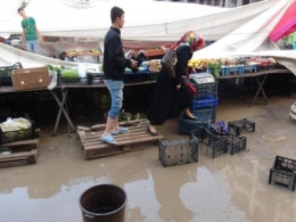 Beş Dakika Süren Yağmur Pazarcıları Vurdu 