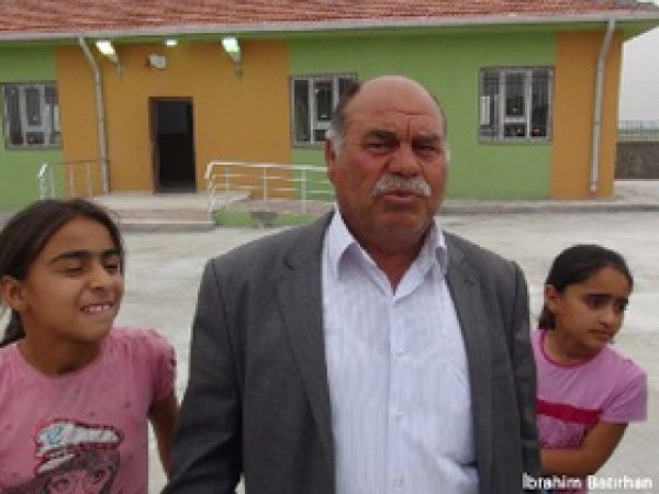Yeni Muhtar İlk İş Olarak Köyünde Okul Yaptırdı 
