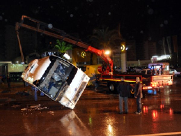 Antalya'da Midibüs Devrildi: 14 Yaralı 