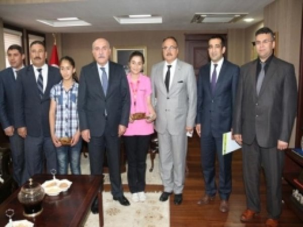 Vali  İpek  Mucit  Öğrencileri  Ödüllendirdi 