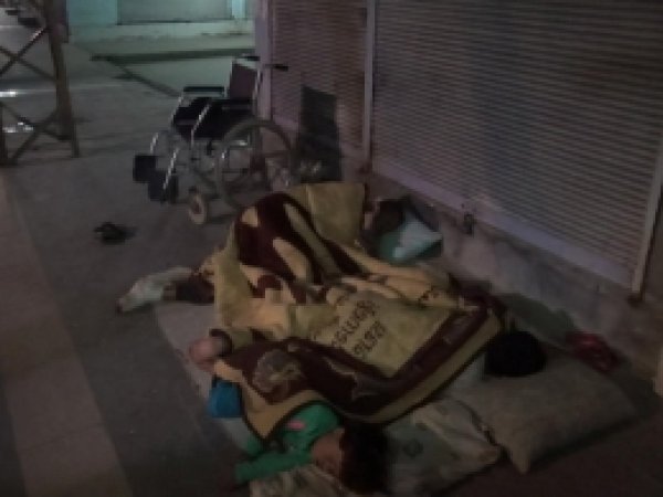 Kaldırımda Yatan Suriyeli Aileye Yardım Eli 