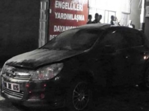 Engelliler Derneği Başkanı'nın Otomobili Yakıldı 