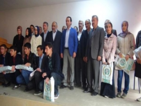 Kitap Okuma Yarışmasında Dereceye Giren 13 Öğrenciye Tablet   