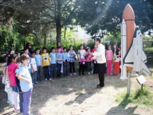İlkokul Öğrencileri UZAYMER'de Gözlem Yapıyor 