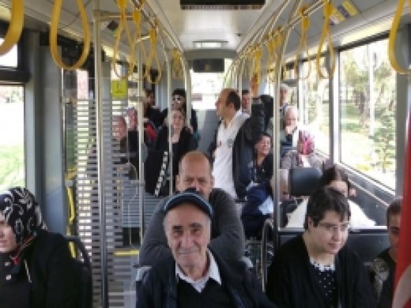 İETT, Yaşlıların Kartlarını Evlerine Gönderiyor 