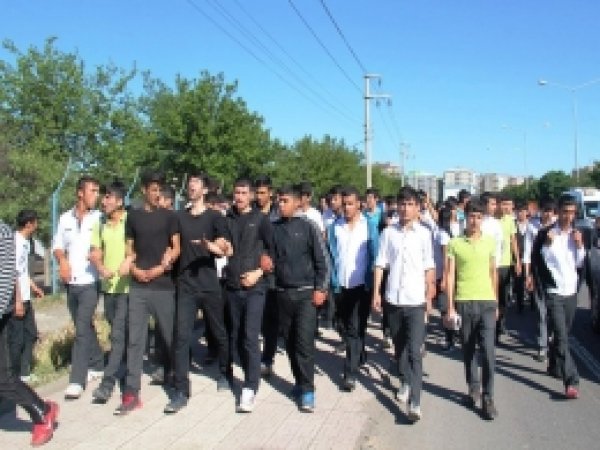 Diyarbakırlı Öğrenciler Soma İçin Yürüdü 
