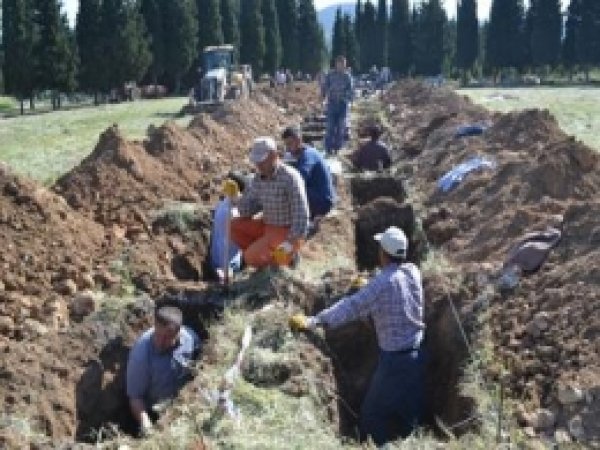 Faciadan Vefat Edenler İçin Mezarlar Kazılıyor 
