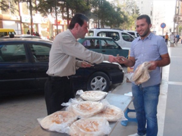 Ekmek Satarak Geçimini Sağlıyor 