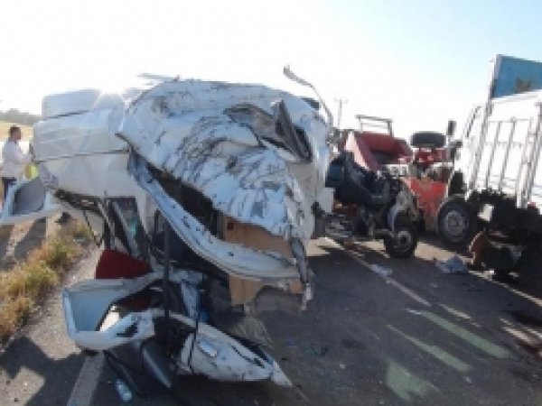 Minibüs Kamyona Çarptı: 3 Ölü, 9 Yaralı 