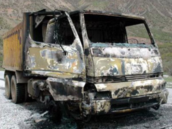 PKK Van'da Araç Yaktı 