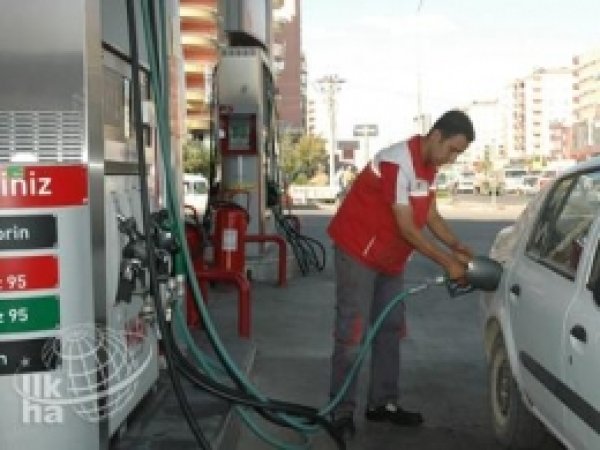 Benzin Yeniden 5 Lirayı Aştı 