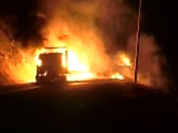 PKK'liler Mardin'de 4 Araç Yaktı 