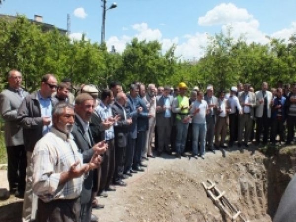 Van Depreminde Yıkılan Camiinin Temeli Atıldı 