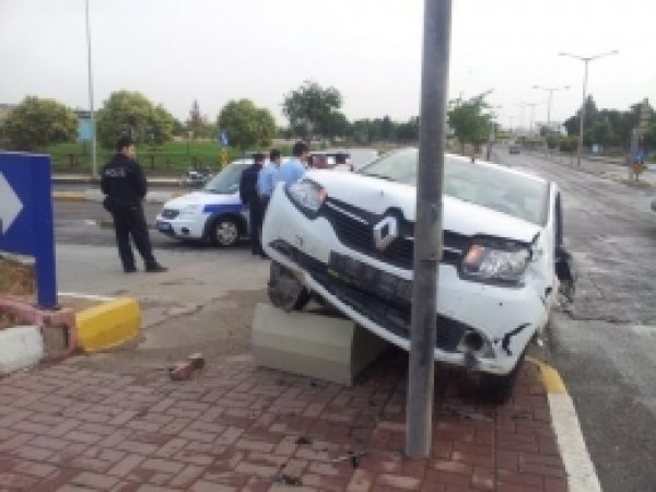 Kavşağa Süratlı Giren Motorsiklet Kaza Yaptı 
