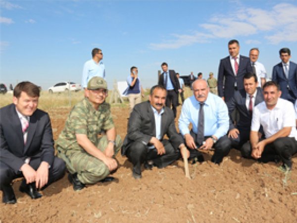 Öcalan'ı Takdir Eden Vali Köyleri Gezdi