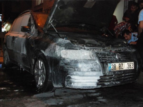 Diyarbakır'da Otomobil Kundaklandı 