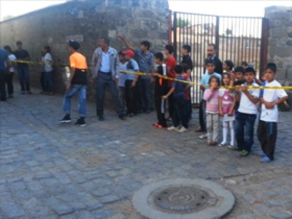 Ses Bombası Çocuğun Elinde Patladı 