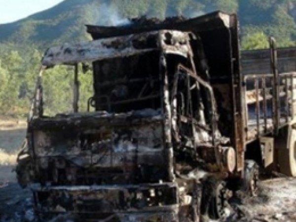 PKK Şemdinli'de bir Kamyonu Ateşe Verdi 