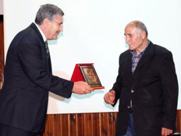 Torunlarına Bakan Dede Yılın Babası Seçildi 