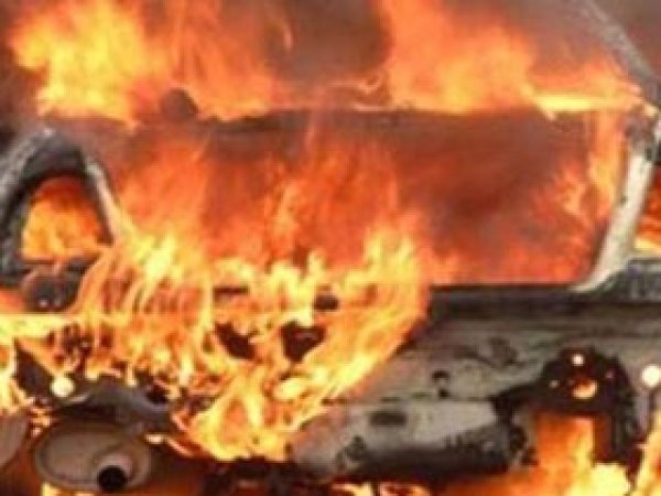 Diyarbakır'da Üç Otomobil Ateşe Verildi