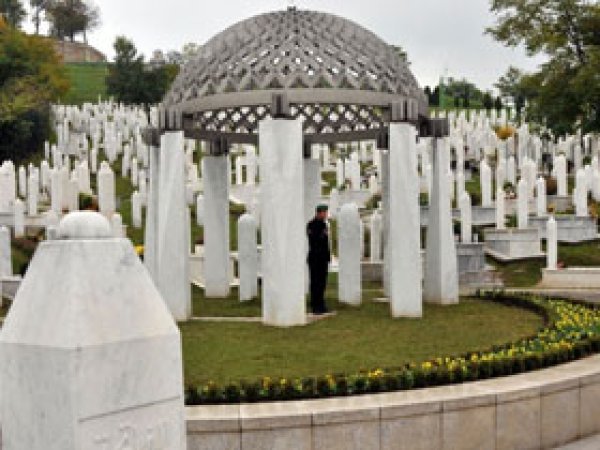 Aliya İzzetbegoviç'in Mezarına Saldırı