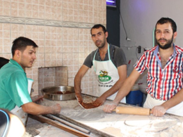 Kavurucu Sıcakta Oruç Tutuyorlar 