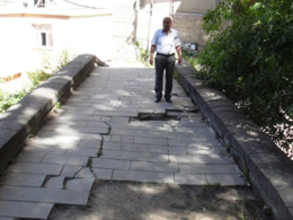 Tarihi Lolo Köprüsü Yıkılmak Üzere