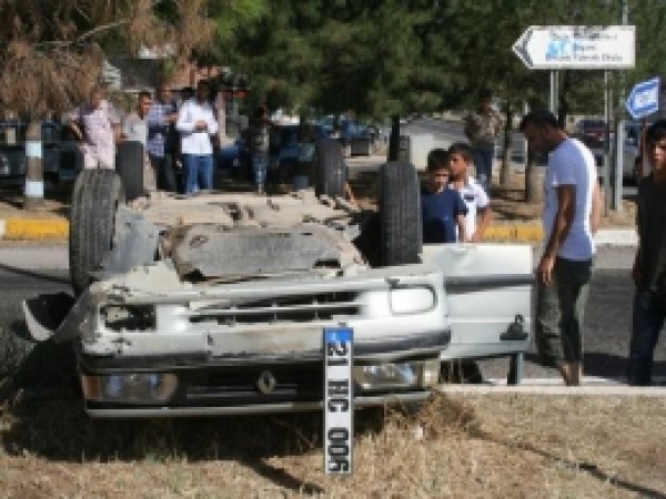 Ergani'de Kavşağa Giren Araçlar Çarpıştı 
