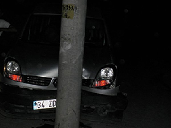 Cadde Ortasındaki Elektrik Direği