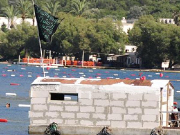 Bayraklı Tekne Barakayı Yıktılar